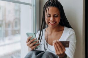 Woman making an easy purchase with Booostr Forms and Product integration.